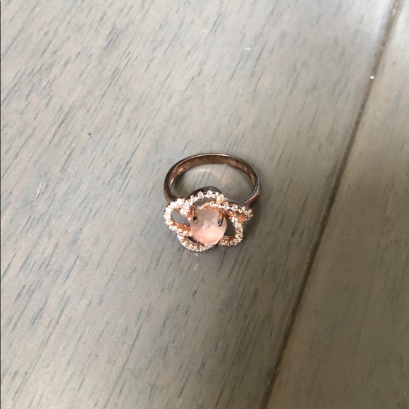 Flower 🌸 like ring. Size 7. - Picture 3 of 5